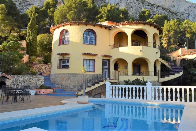 A villa die uit 2 woningen bestaat met een privé zwembad en panoramischuitzicht over Calpe , de zee en de Rots In Calpe Costa Blanca Noord, Spanje te koop