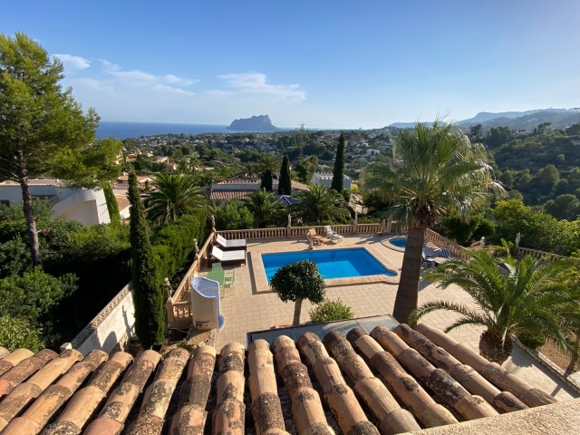 Exclusieve villa, gelegen in het idyllische Moraira, Benissa  die luxe en comfort combineert met een adembenemend uitzicht op de Middellandse Zee, Costa Blanca Noord,  Alicante, Spanje te koop.