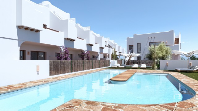 Residencial Garden, een exclusief complex met Maisonette bungalows  met tuin of Maisonette penthuis met een solarium , met uitzicht over de urbanisatie vanaf het solarium, Pilar de la Horadada, Costa Blanca Zuid, Alicante, Spanje.