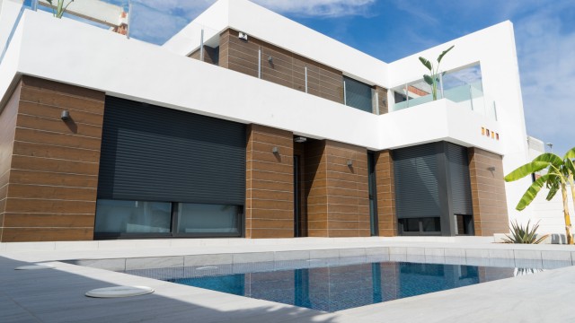 RESIDENTIEEL MARISA prachtige VRIJSTAANDE VILLAS MET TUIN EN PRIVE ZWEMBAD.  Modern design met moderne lijnen, zonder de mediterraanse warmte te verliezen. Ruime kamers waarin de topkwaliteit en de helderheid opvalt. De woonwijk ligt in een valei dicht bij het centrum van het mooie dorp Benijófar, in het hart van de regio Vega Baja. Slechts vijf minuten lopen van het servicegebied, supermarkten, winkels, sportterrein en in de omgeving van het stadspark "Cañada Marsá", dat op een paar meter van de woonwijk ligt. Een villa op een privéperceel van 238 m2 met zwembad, met 3 slaapkamers en 3 badkamers met een solarium van 47 m2 met de mogelijkheid om te genieten op een plek waar u kunt uitrusten, zonnebaden in een privéomgeving maar verbonden bent met de wereld. Een vriendelijke en rustige plek om te wonen, in een gemeente op slechts 10 minuten van de uitgestrekte stranden van fijn zand van Guardamar del Segura. 5 minuten van prestigieuze golfbanen, zoals "La Marquesa Golf" en "La Finca Golf , Algorfa, Spanje