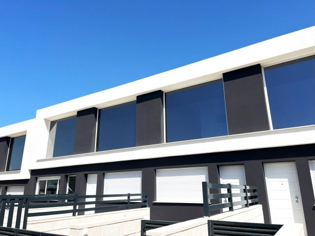 Moderne rijtjeshuizen met tuin en gemeenschappelijk zwembad aan zee in Gran Alacant, Alicante, Costa Blanca zuid, Spanje te koop.