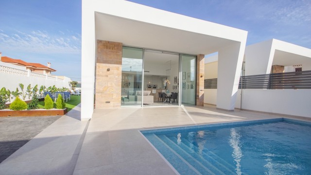Een bevoorrechte omgeving om het hele jaar door van de Middellandse Zee te genieten, luxe villa's met privézwembad in Los Balcones, Costa Blanca Zuid, Alicante, Spanje.