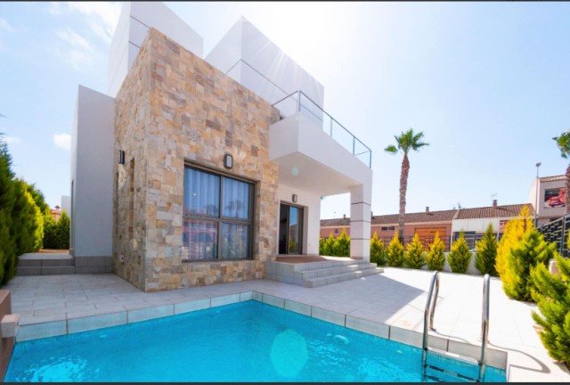 Luxe Eigendom in Los Alcázares met Zwembad, Tuin en Hoogwaardige Afwerkingen