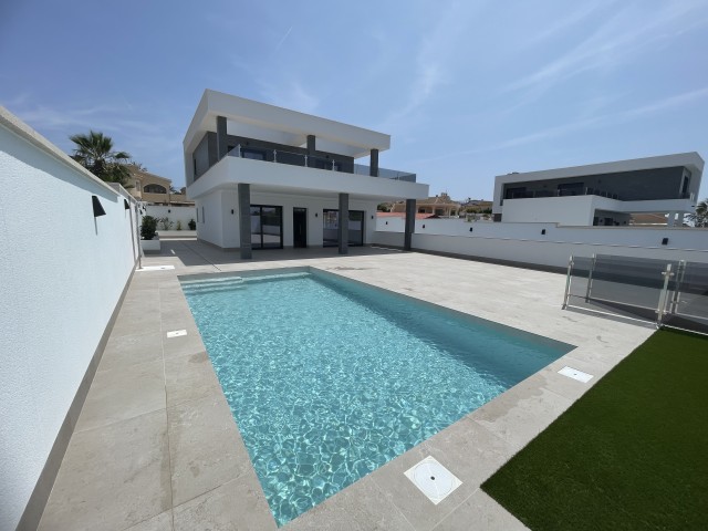 Villa moderne exclusive neuve à Rojales avec piscine privée, solarium, grands jardins et emplacement privilégié à proximité du golf La Marquesa et des plages de la Méditerranée, Costa Blanca Sud, Alicante.