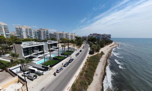 EERSTE LIJN STRAND Villa twee onder een kap met prive zwembad met zeezicht in El Campello, strand Muchavista, COSTA BLANCA NOORD, Spanje te koop