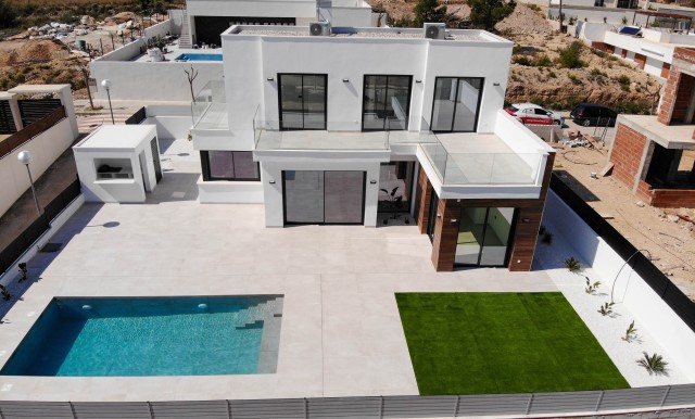 Polop – Nieuwbouwvilla.Vrijstaande chalets met twee verdiepingen in La Alberca op percelen van 434 m2 tot 467 m2. met prachtig uitzicht over de baai van Altea en de bergen in Polop de la Marina, Costa Blanca Noord, Spanje te koop