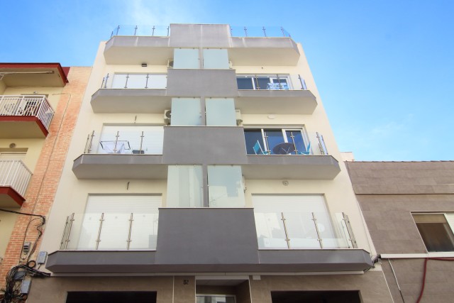 Goed investeringsvastgoed. Grote studio in het centrum van Torrevieja met zwembad op het dak vlakbij het strand, Costa Blanca Zuid, Spanje te koop