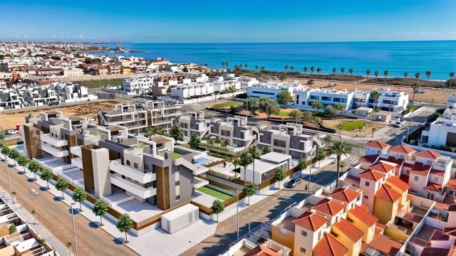 Mooie maisonnettes met 3 slaapkamers  150 METER van het strand er zijn enkele woningen met zeezicht in Torre De La Horadada, Costa Blanca Zuid, Spanje.