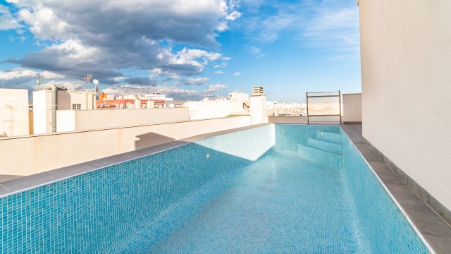 Goede investering Appartement in het centrum van Torrevieja met zwembad op het dak dicht bij het strand, Costa Blanca Zuid, Spanje te koop