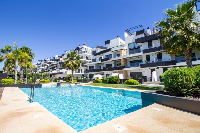 Instapklare SUPER LUXE BENEDENWONING MET EEN SPECTACULAIR TERRAS EN ACHTER TUIN IN DE PRESTIGIEUZE RESIDENTIËLE SPA "MUNA" IN LOS DOLSES VILLAMARTÍN , Orihuela Costa, Costa Blanca Zuid, Spanje te koop