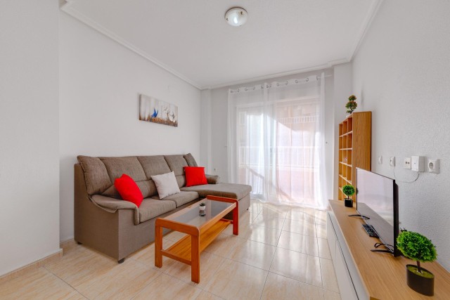 Appartement met twee slaapkamers en zwembad en dichtbij de zee in Torrevieja, Costa Blanca Zuid, Alicante, Spanje te koop