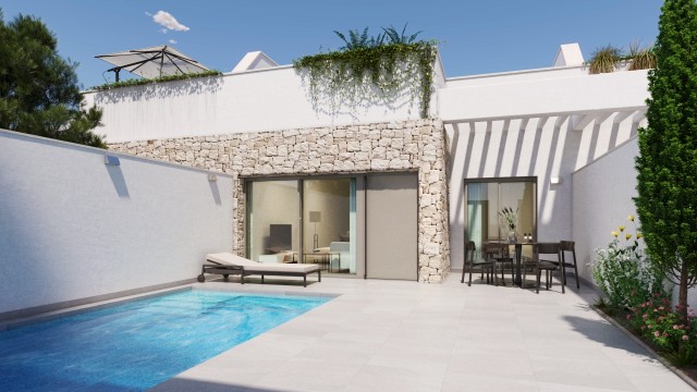 Geschakelde villa's of vrijstaande villa's met tuin en solarium vlakbij het strand in Pilar de la Horadada, Costa Blanca Zuid-Spanje te koop