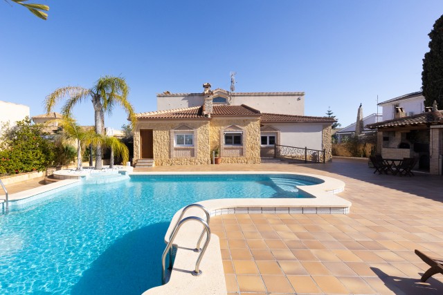 Grote luxe villa met privézwembad, wijnkelder en zonnepanelen in Los Alos, Costa Blanca Zuid, Alicante, Spanje.