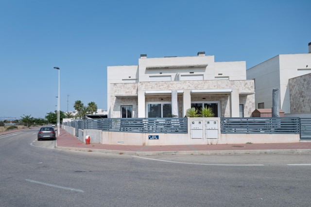 Moderne hoekwoning te koop in Aguas Nuevas, Torrevieja - Instapklaar, Costa Blanco Sur, Alicante, Spanje.