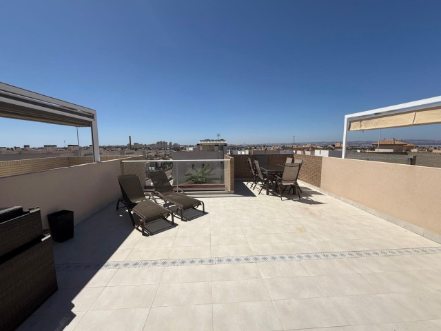 Ruim Appartement te Koop in Torrevieja, Gelegen in een Moderne Urbanisatie, met Terras en Privé-zonneterras, Costa Blanca Zuid, Spanje.