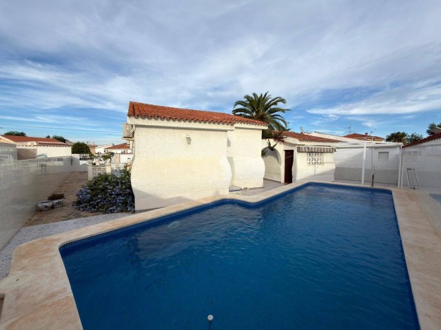 Charmante villa met privézwembad in Torrevieja, met zeer grote tuin en patio, 900 meter van het strand, Costa Blanca Zuid, Alicante, Spanje.