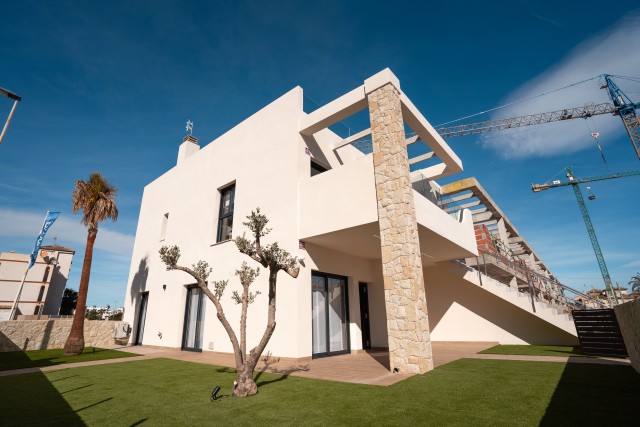 Nieuwbouwwoning in Pilar de la Horadada met gelijkvloerse verdieping en privétuin, op 5 km van de golfbaan, Costa Blanca Zuid, Alicante.