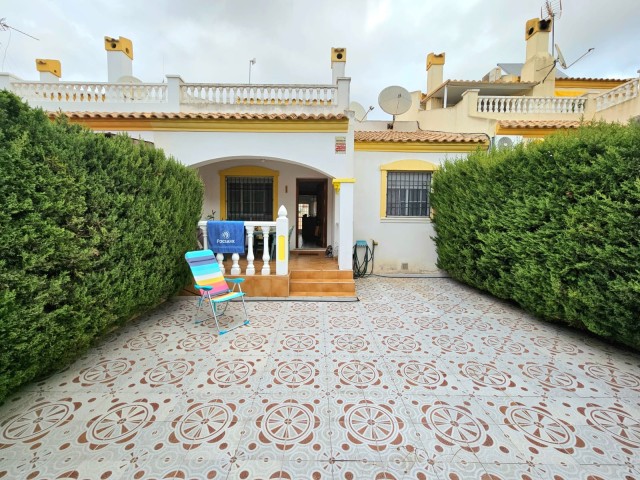 Wederverkoop van een rijtjeshuis in Torrevieja met privéterras, wonen aan zee met alle comfort, Costa Blanca Zuid, Alicante.