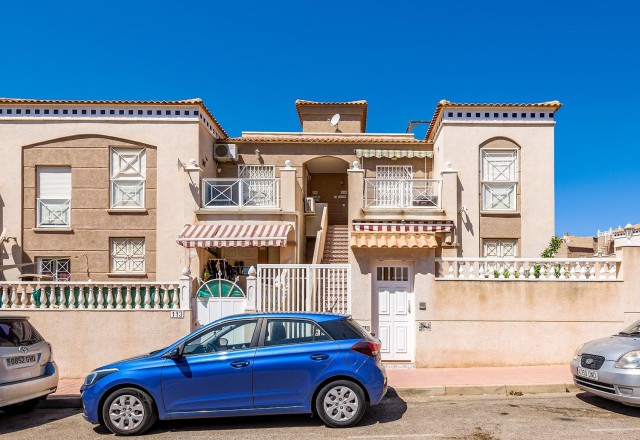 Charmante bungalow op de bovenverdieping in Aguas Nuevas – Comfort, stijl en ideale locatie, 800 meter van het strand, Torrevieja, Costa Blanca Zuid, Alicante, Spanje.