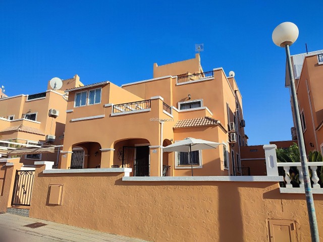 Een volledig gerenoveerde rijwoning te koop, met tuin en privéterras, Costa Blanca Zuid, Alicante, Spanje.