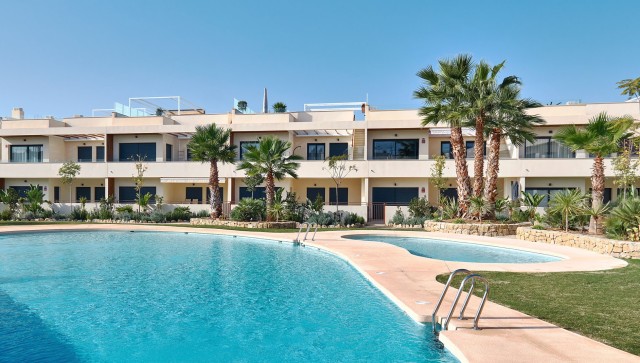 De perfecte combinatie van tuinen, zwembaden, solaria en open ruimtes in een privéomgeving op een steenworp afstand van de Middellandse Zee, bovenverdieping met solarium, Torrevieja, Alicante, Spanje.