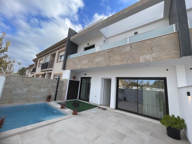 Exclusieve vrijstaande villa met privézwembad, solarium en bevoorrechte ligging naast het natuurgebied Las Salinas de San Pedro, op enkele minuten van de zee, Costa Calidad, Murcia, Spanje.