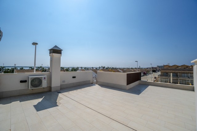 Marquanthouses presenteert dit prachtige appartementen op de bovenverdieping, gelegen naast de zoutlagunes in San Pedro del Pinatar, Costa Cálida, Murcia, Spanje.