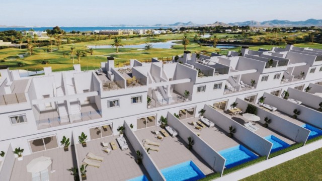 Nieuwe rijtjeshuizen op de eerste lijn in La Serena Golf,  een bevoorrechte locatie naast de golfbaan en de zee met privézwembad, Los Alcázares, Murcia, Spanje.