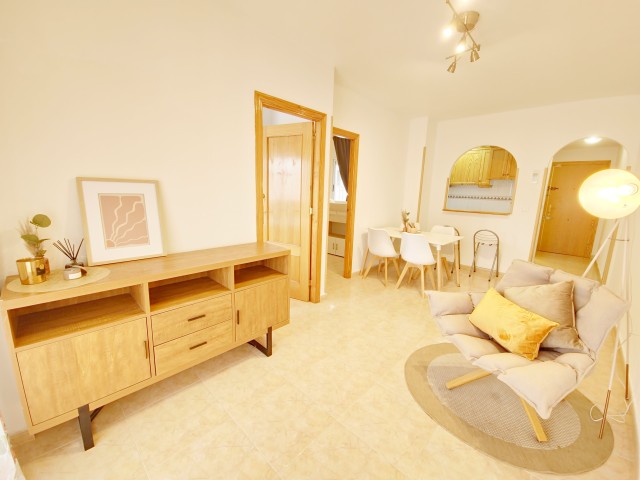 Weg is weg investeerders opgelet . Centraal gelegen appartement met zwembad in Torrevieja op slechts 800m van het strand.