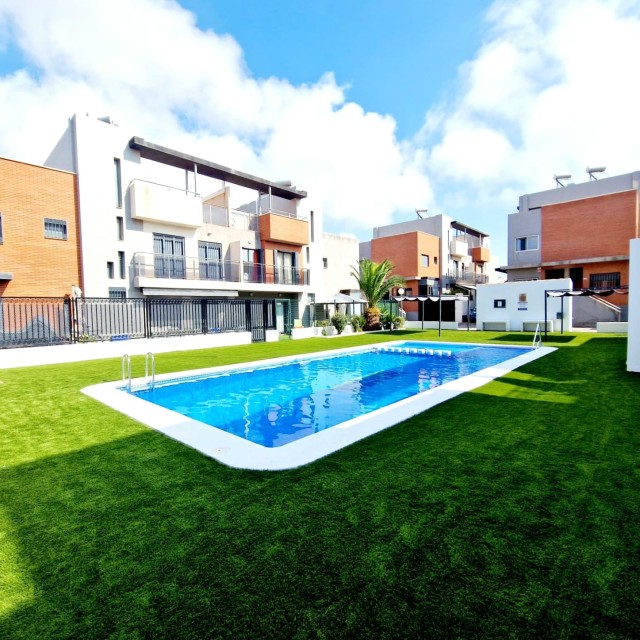 Unieke kans: Quad met parkeerplaats, terras en privé-solarium in Aguas Nuevas – Torrevieja

Wij presenteren deze charmante hoekquad in de gewilde wijk Aguas Nuevas – Sector 25 van Torrevieja. De woning biedt ruimte, functionaliteit en een comfortabele mediterrane levensstijl, ideaal als permanente woning, vakantiehuis of investering.