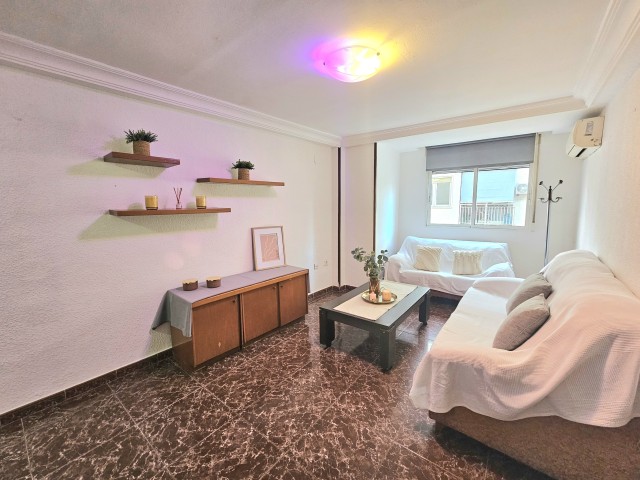 Wij presenteren u graag dit gezellige appartement op de eerste verdieping, gelegen aan Calle San Pascual nr. 82, Torrevieja, in een centrale en zeer gewilde omgeving, omringd door alle noodzakelijke voorzieningen voor het dagelijks leven.